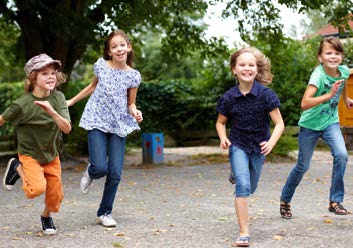 Auf dem Bild sind Kinder auf einem Schulhof zun sehen