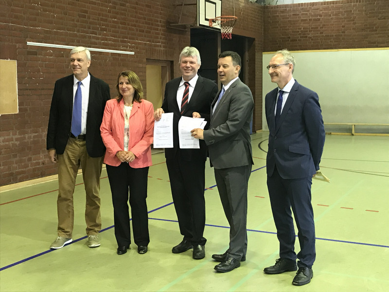 BbS Wernigerode - vlnr.: Jörg Reimann (Schulleiter), Heike Brehmer (Bundestagsabgeordnete), Martin Skiebe (Landrat Harzkreis), André Schröder (Finanzminister), Steffen Volk (Referatsleiter im Finanzministerium)