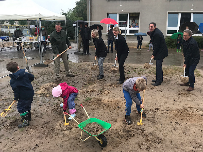 Spatenstich in Schönhausen (Elbe). VL: René Schulz (Schulz-Bau), Anja Marschall-Skuppin (Leiterin Kita), Steffi Friedebold (BMn VG Elbe-Havel-Land), Finanzstaatssekretär Rüdiger Malter, Jürgen Mund (BM Schönhausen), Kinder der Kita