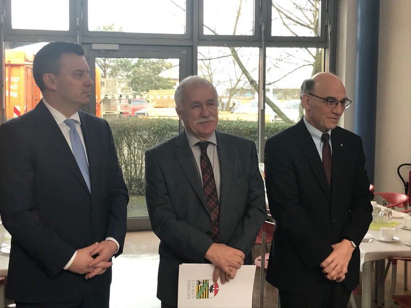 v.l.n.r. Finanzminister André Schröder, Landrat Jürgen Dannenberg, der Vorsitzende der CDU-Landtagsfraktion Siegfried Borgwardt Übergabe Förderbescheid Neubau Förderschule Jessen