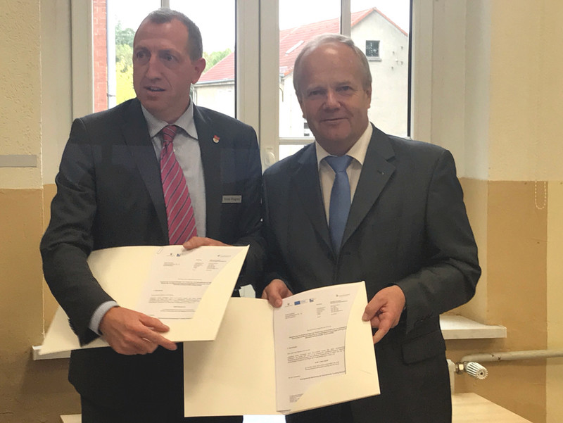 Grundschule L. Uhland, Staßfurt - Oberbürgermeister Sven Wagner (li), Finanzstaatssekretär Dr. Klaus Klang (re)