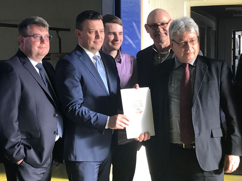 v.l.n.r. MdL Jens Kolze, Finanzminister André Schröder, Schülersprecher Marek Boeck, Schulleiter Andreas Weyprachtitzky, OB Peter Kuras Übergabe Förderbescheid Schule Zoberberg Dessau-Roßlau