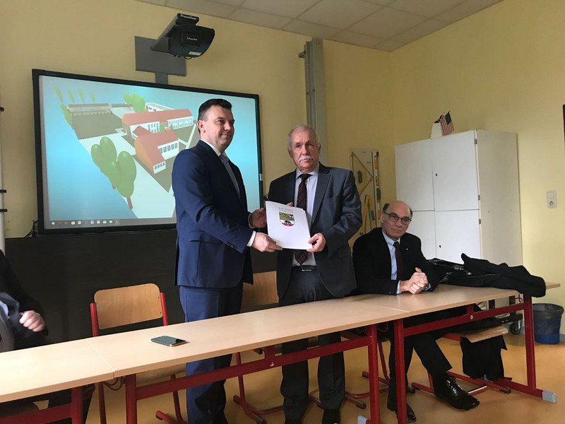 v.l.n.r. Finanzminister André Schröder, Landrat Jürgen Dannenberg, der Vorsitzende der CDU-Landtagsfraktion Siegfried Borgwardt Übergabe Förderbescheid Neubau Paul-Gerhardt-Gymnasium Gräfenhanichen