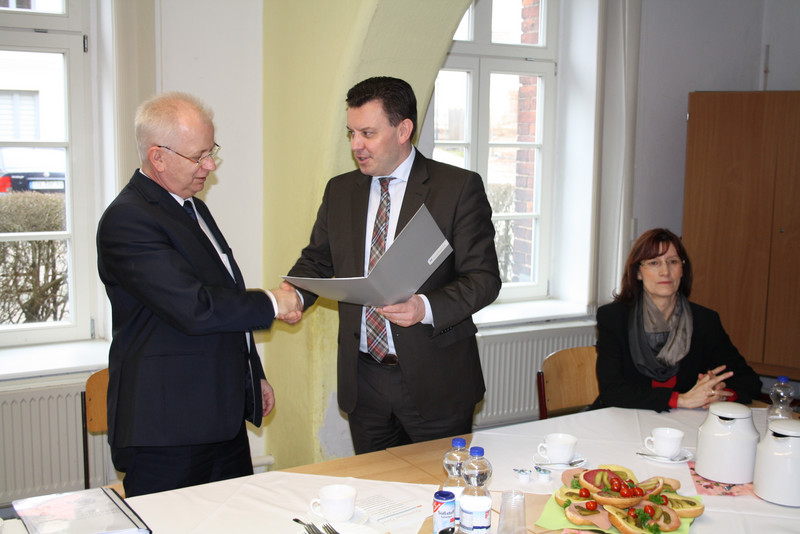 Markgraf-Albrecht-Gymnasium Osterburg - vlnr.: Landrat Carsten Wulfänger, Finanzminister André Schröder, Gabriele Trumpf (Investitionsbank Sachsen-Anhalt)