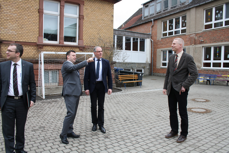 Kindertagesstätte "Kinderland Dedeleben" - vlnr.: Hagen Fest (MF), Finanzminister André Schröder, Thomas Krüger (BM Gemeinde Huy), Holger Thiele (Verwaltungsdirektor Diakonissen-Mutterhaus Cecilienstift HBS)